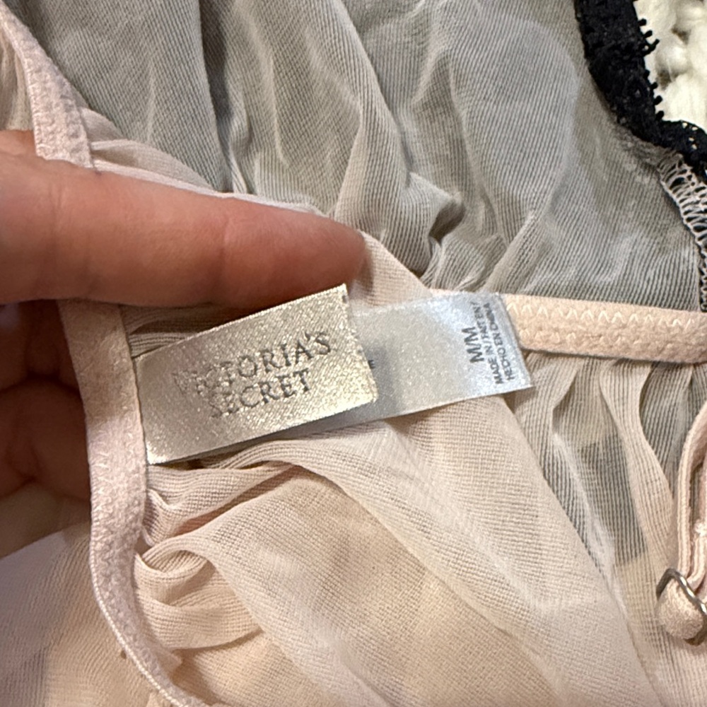 Chic Lace-Accented Chemise in Soft Pink and Black - Picture 4 of 4